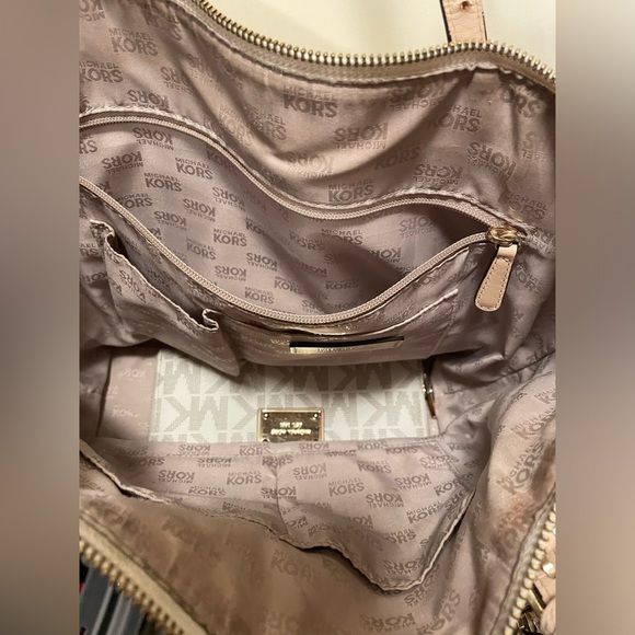 Michael Kors set: Purse & Wallet - Picture 3 of 8